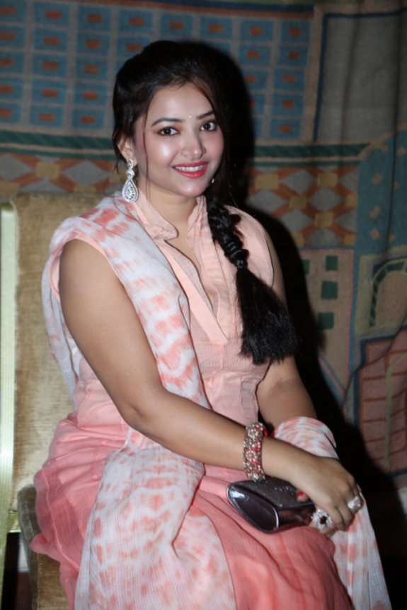 tamil-actress-swetha-basu-latest-stills07