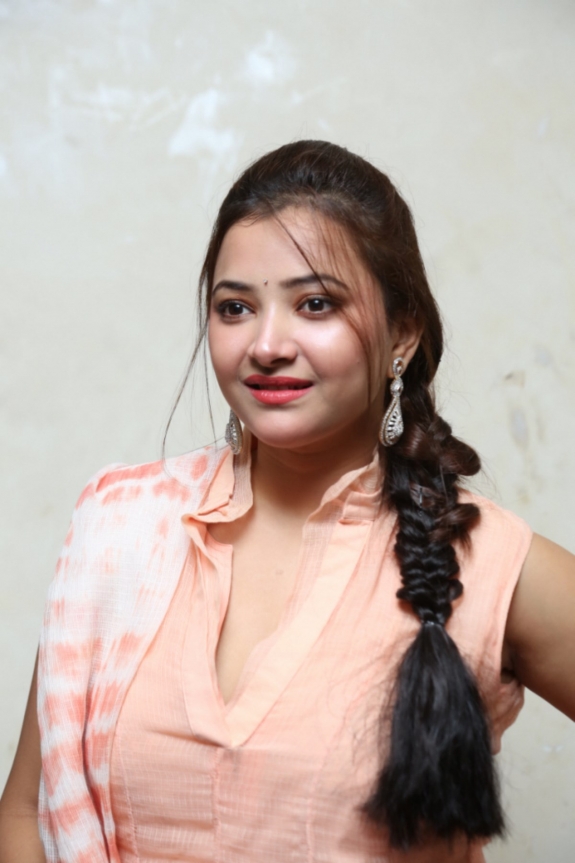 tamil-actress-swetha-basu-latest-stills11