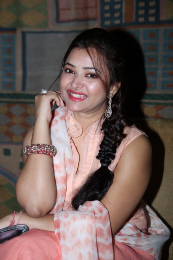 tamil-actress-swetha-basu-latest-stills15