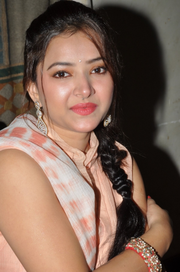 tamil-actress-swetha-basu-latest-stills18