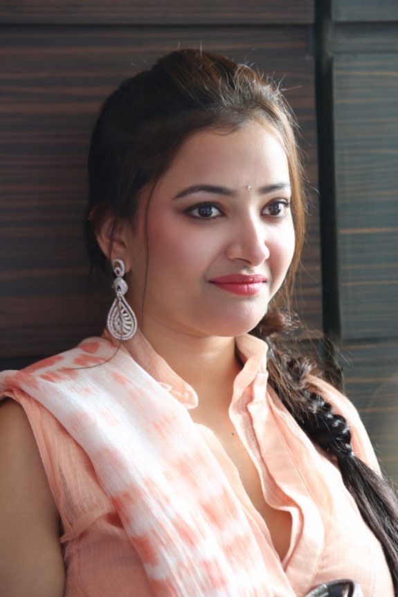 tamil-actress-swetha-basu-latest-stills21