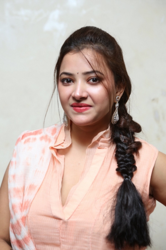 tamil-actress-swetha-basu-latest-stills24