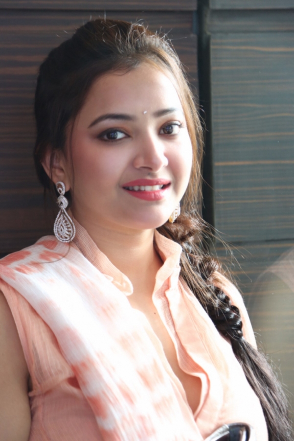 tamil-actress-swetha-basu-latest-stills39